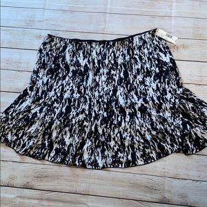 Covington XLP women’s black and white skirt NWT